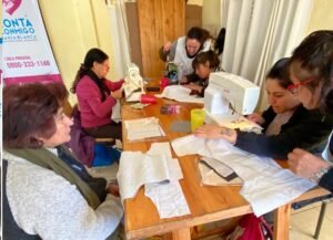 90 personas asistieron a siete talleres de confección de pañales ecológicos reutilizables en diversos barrios.