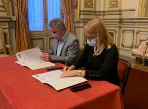 El intendente Héctor Gay firmó un convenio de colaboración con el Teatro Colón en Buenos Aires. El acuerdo busca fortalecer el desarrollo cultural municipal a través de capacitación artística