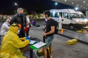 Más de 350 bahienses regresaron a la ciudad con protocolos de aislamiento y controles sanitarios.
