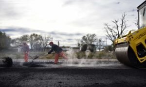 Vialidad Provincial realizará trabajos de bacheo mañana martes 20 de 9 a 11 hs en camino Parque Sesquicentenario. Se cortará totalmente el tránsito entre la rotonda de avenida Cabrera y el puente del camino Carrindanga. Se sugiere usar Paso Vanoli como alternativa.