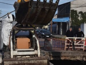 Se ejecutan tareas de limpieza en el desagüe pluvial de calle Godoy Cruz en Las Villas para mejorar el sistema de drenaje de una amplia cuenca. La obra demanda una inversión superior a $8.2 millones.
