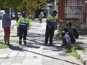 Inspectores de la Dirección de Ordenamiento Urbano implementan controles en escuelas para promover autocuidado