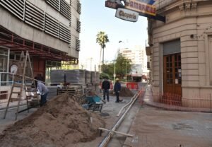 El intendente Gay supervisó las obras de peatonalización en el sector del Mercado Municipal. El proyecto incluye pavimento articulado