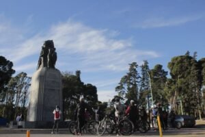 Se realizará un paseo en bicicleta por las Huellas del Riel visitando empresas ferroviarias históricas de Bahía Blanca. El recorrido de 8 km de baja dificultad incluye la Estación Sud