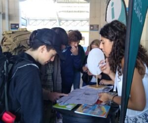Comienza a funcionar nuevo puesto de información turística en Estación Sud con horarios de arribo del servicio.