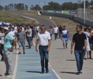 La primera fecha del Turismo Nacional se realizó en el autódromo Ezequiel Crisol con gran asistencia de público. El intendente Héctor Gay celebró el regreso de las familias al circuito y destacó el éxito organizativo del evento.