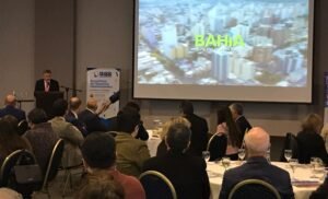 El intendente Héctor Gay encabeza una misión comercial en Talcahuano con una rueda de negocios bilateral entre empresarios bahienses y chilenos de diversos rubros: software