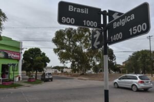 Entra en vigencia la ordenanza 19.990 con prohibición de estacionamiento y cambios de sentido en calles cééntricas.