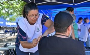 La Municipalidad aplica vacunas antigripales en centros de salud y hospitales municipales.