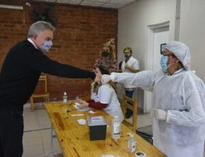 El intendente Héctor Gay supervisó la campaña de vacunación antigripal que se desarrolla en Bahía Blanca. A un mes de iniciada (desde el 20 de abril)
