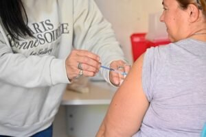 Jornada de vacunación gratuita contra gripe y COVID el sábado 12 en shopping.