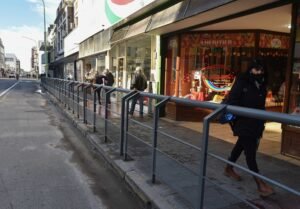 Esta noche se colocarán vallas en Chiclana al 200 para delimitar el tránsito peatonal del vehicular en el microcentro. Se retirarán delineadores y se demarcarán carriles exclusivos para colectivos.