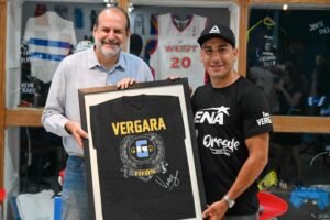 Boxeador bahiense Gerardo "El Tifón" Vergara donó camiseta al Museo del Deporte. Campeón argentino en categoría Medianos.
