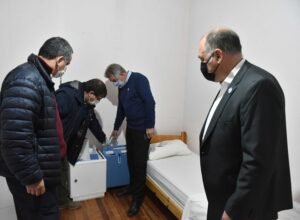 La Unidad de Cuidados Mínimos Ambulatorios de Cono Sur cuenta con nuevos concentradores de oxígeno aportados por el Municipio y la Provincia. El dispositivo permite que pacientes próximos al alta completen tratamientos fuera del hospital