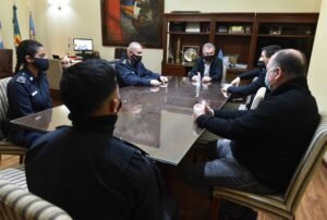 El intendente Gay reconoció la vocación de servicio de dos agentes policiales tras operativo exitoso.