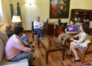 El intendente Héctor Gay mantuvo una reunión con el politólogo y docente Andrés Malamud para debatir el proyecto de división de la Provincia de Buenos Aires. Gay destacó la importancia de un diálogo profundo sobre esta iniciativa y su impacto en el bienestar territorial.