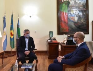El intendente Héctor Gay recibió al nuevo cónsul italiano Samuele Fazzi en su despacho. Amb diplomático con experiencia en Cuba e Irak reafirma compromiso de colaboración mutua.