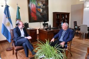 Embajador de EE.UU. visita Bahía Blanca para coordinar reconstrucción e inversión comercial.