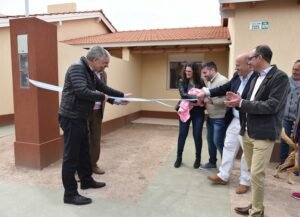 Gay presidió la entrega de 20 viviendas de la Cooperativa 15 de Diciembre en Eva Perón.