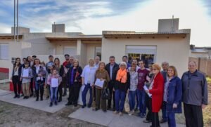 Se entregaron casas a siete familias de Ingeniero White afectadas por roturas de viviendas tras años de reclamos.