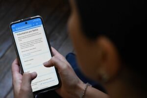 El Municipio de Bahía Blanca lanza un formulario para registrar voluntarios que deseen colaborar con los damnificados del temporal. La iniciativa busca organizar y distribuir recursos de manera eficiente para llegar a quienes más lo necesitan.