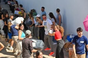 Continúan las jornadas de voluntariado en FISA y Tren Solidario con tareas de descarga y clasificación.