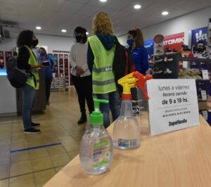 Un grupo de jóvenes capacitados por el Municipio realiza asesoramiento en comercios y transporte público sobre cumplimiento de protocolos sanitarios